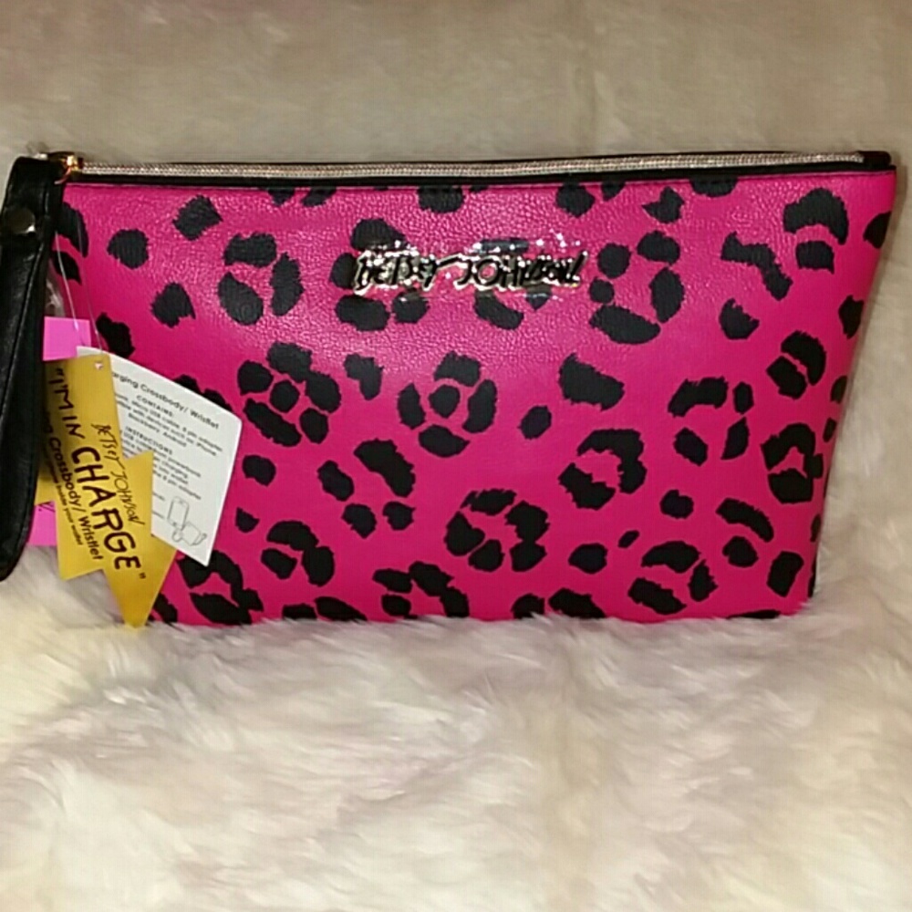 NWT Betsey Johnson Cheetah Charging Wristlet Zippe